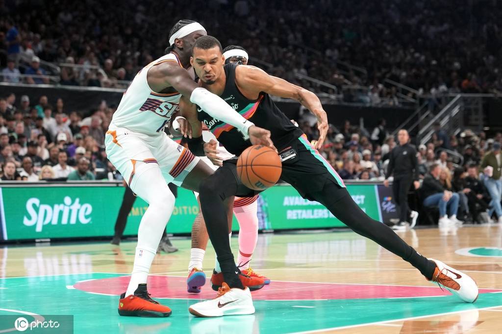 文班亚马17+11卡斯尔20分 马刺擒太阳7连胜